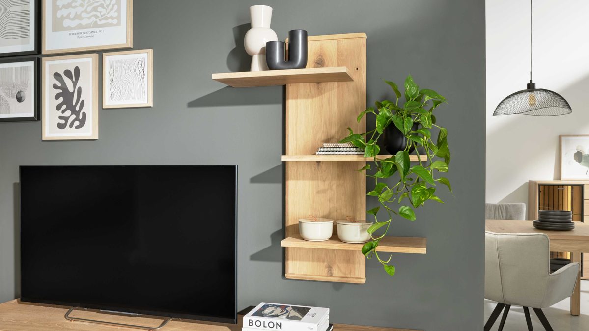 Wandregal Interliving aus Holz in Holzfarben Interliving Wohnzimmer Serie 2024 - Wandregal Eiche - drei Böden, ca. 85 x 106 cm