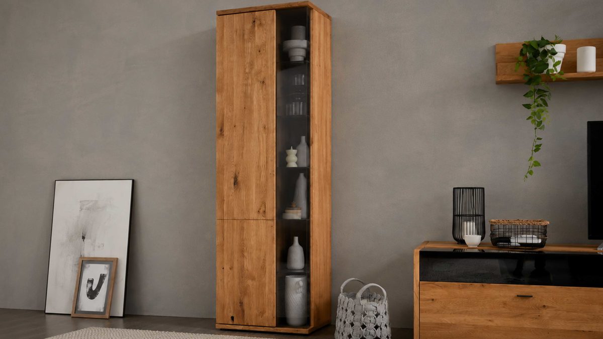 Vitrine Interliving aus Holz in Holzfarben Interliving Wohnzimmer Serie 2027 - Vitrine Asteiche - eine Tür, Höhe ca. 209 cm
