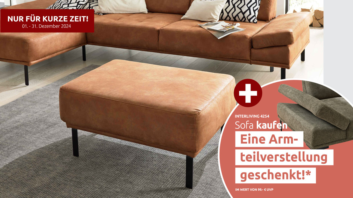 Polsterhocker Interliving aus Stoff in Hellbraun Interliving Sofa Serie 4254 – Polsterhocker tabacfarbener Bezug Linato & schwarze Metallfüße 4.35 – ca. 65 x 95 cm