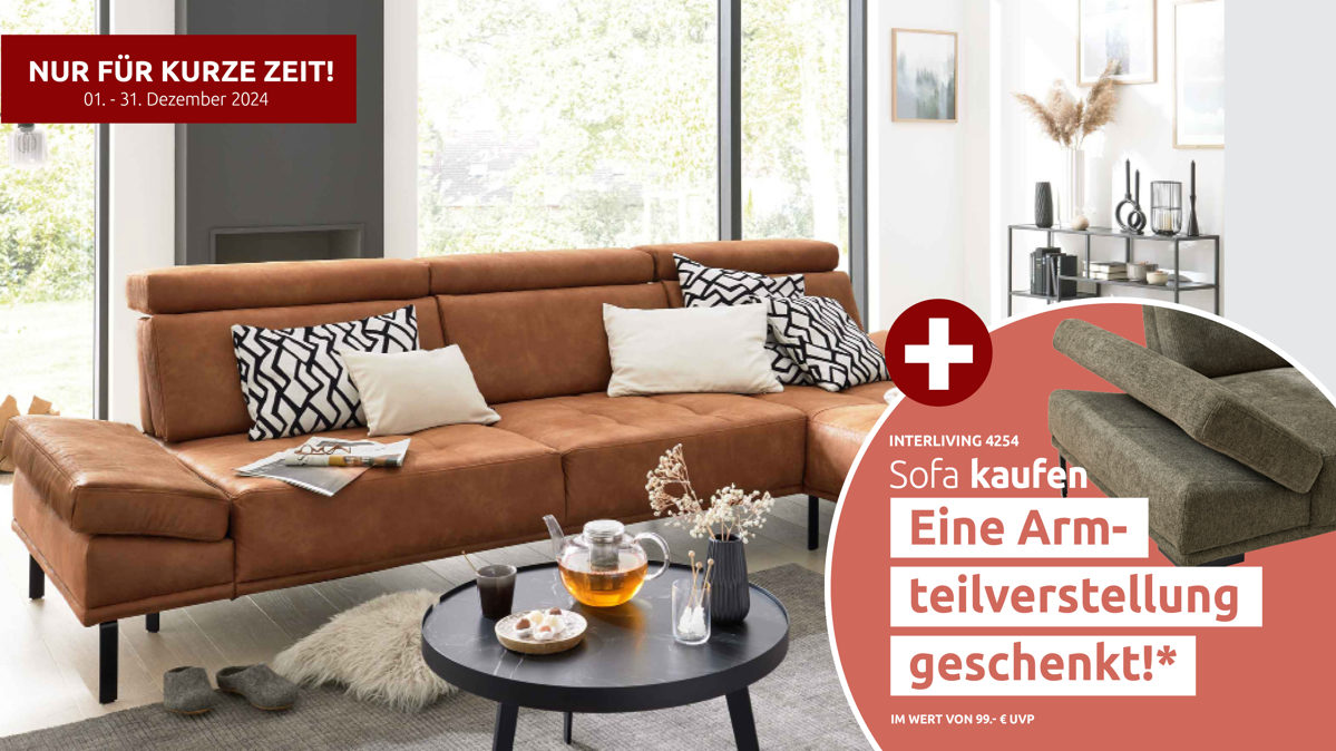 Ecksofa Interliving aus Stoff in Hellbraun Interliving Sofa Serie 4254 – Ecksofa tabacfarbener Bezug Linato & schwarze Metallfüße 4.35 – Stellfläche ca. 340 x 195 cm