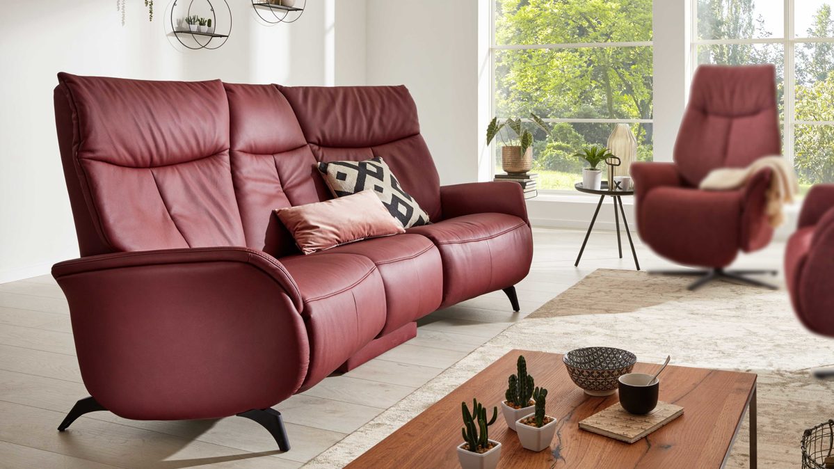 Dreisitzer Interliving aus Leder in Rot Interliving Sofa Serie 4210 – Trapezsofa barolofarbenes LongLife-Leder Rustika & anthrazitfarbene Metallfüße – Länge ca. 200 cm