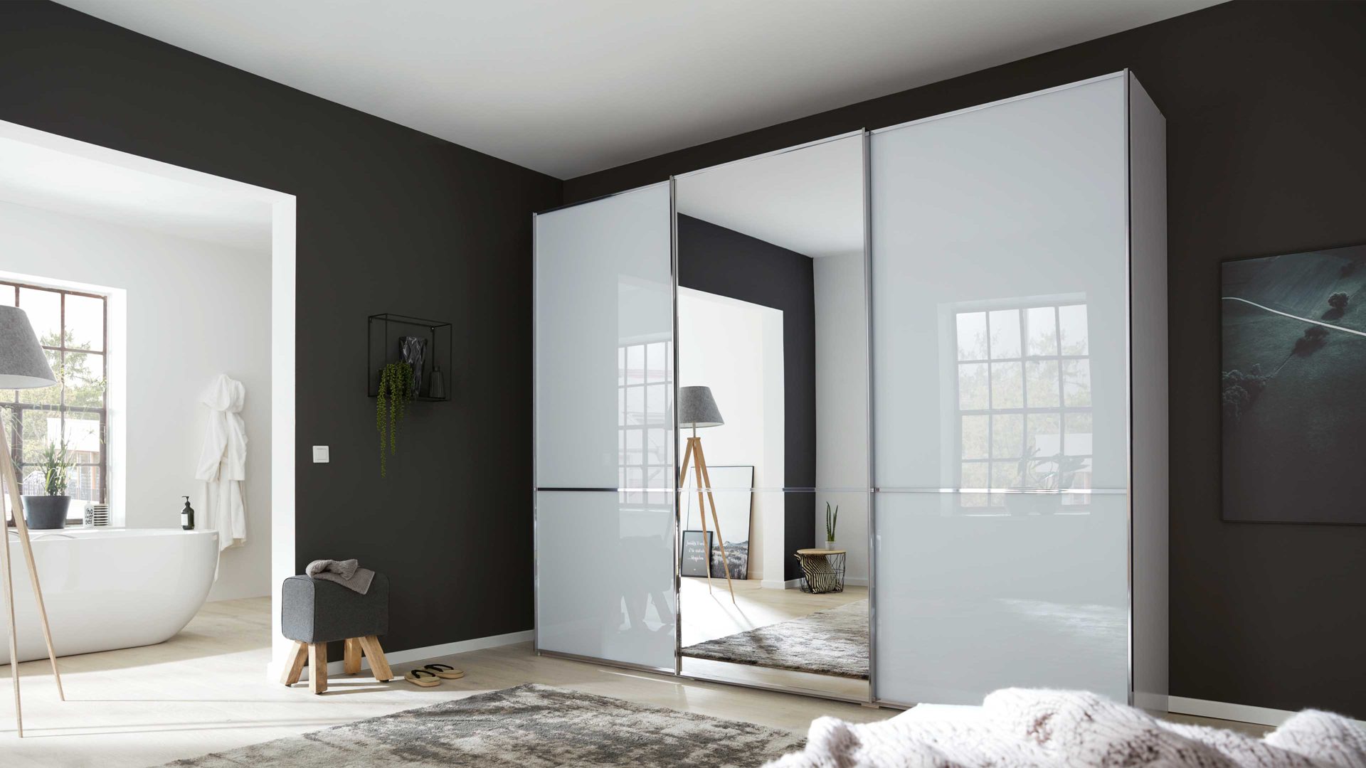 Kleiderschrank Interliving aus Holz in Weiß Interliving Kleiderschrank Serie 1205 – Schwebetürenschrank Weiß & Spiegel – drei Türen, Breite ca. 300 cm