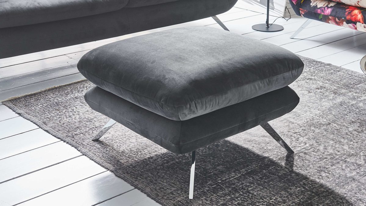 Polsterhocker SOFAkultur aus Stoff in Schwarz SOFAkultur Programm SK 254 Sixty 2.0 - Polsterhocker schwarzer Bezug Velvet & Chromfüße – ca. 70 x 70 cm