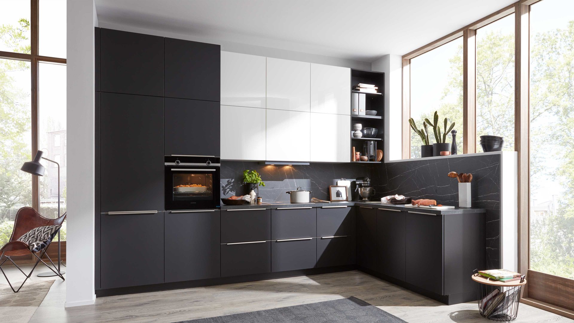 Einbauküche culineo aus Holz in Schwarz Culineo Küche mit SIEMENS Einbaugeräten Dark Black, Weiß & Onyxgrau - Stellfläche ca. 360 x 230 cm