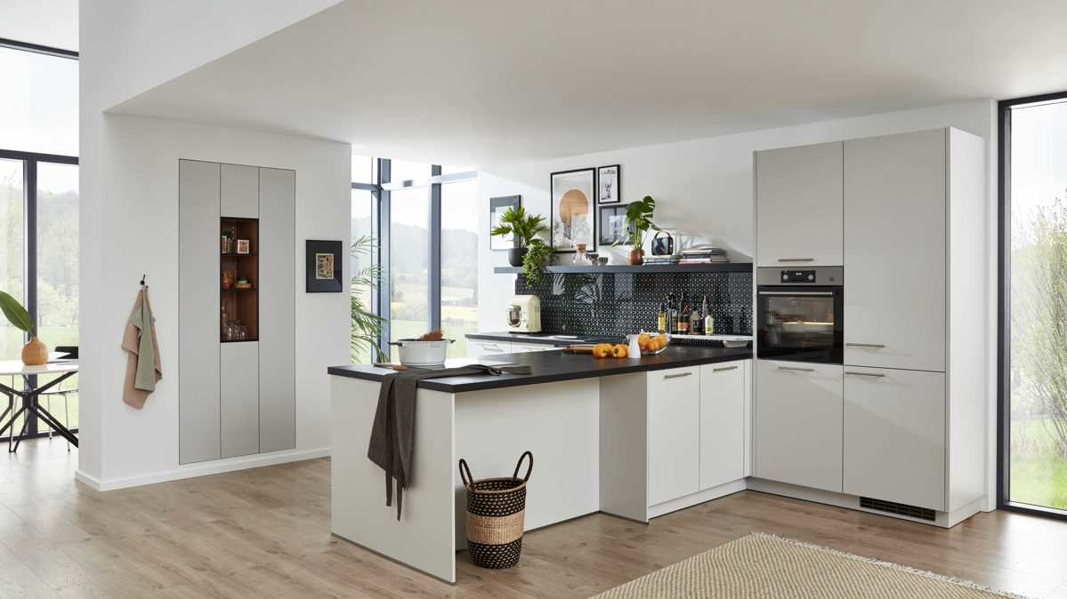 Einbauküche WERT KÜCHE® aus Holz in Hellgrau WERT KÜCHE® Nora mit AEG Einbaugeräten Kristallgrau & Onyxschwarz - zweiteilig