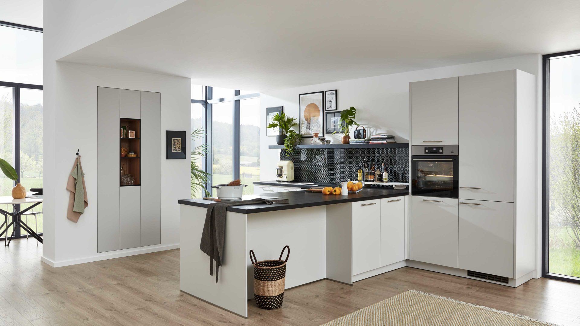 Einbauküche WERT KÜCHE® aus Holz in Hellgrau WERT KÜCHE® Nora mit AEG Einbaugeräten Kristallgrau & Onyxschwarz - zweiteilig