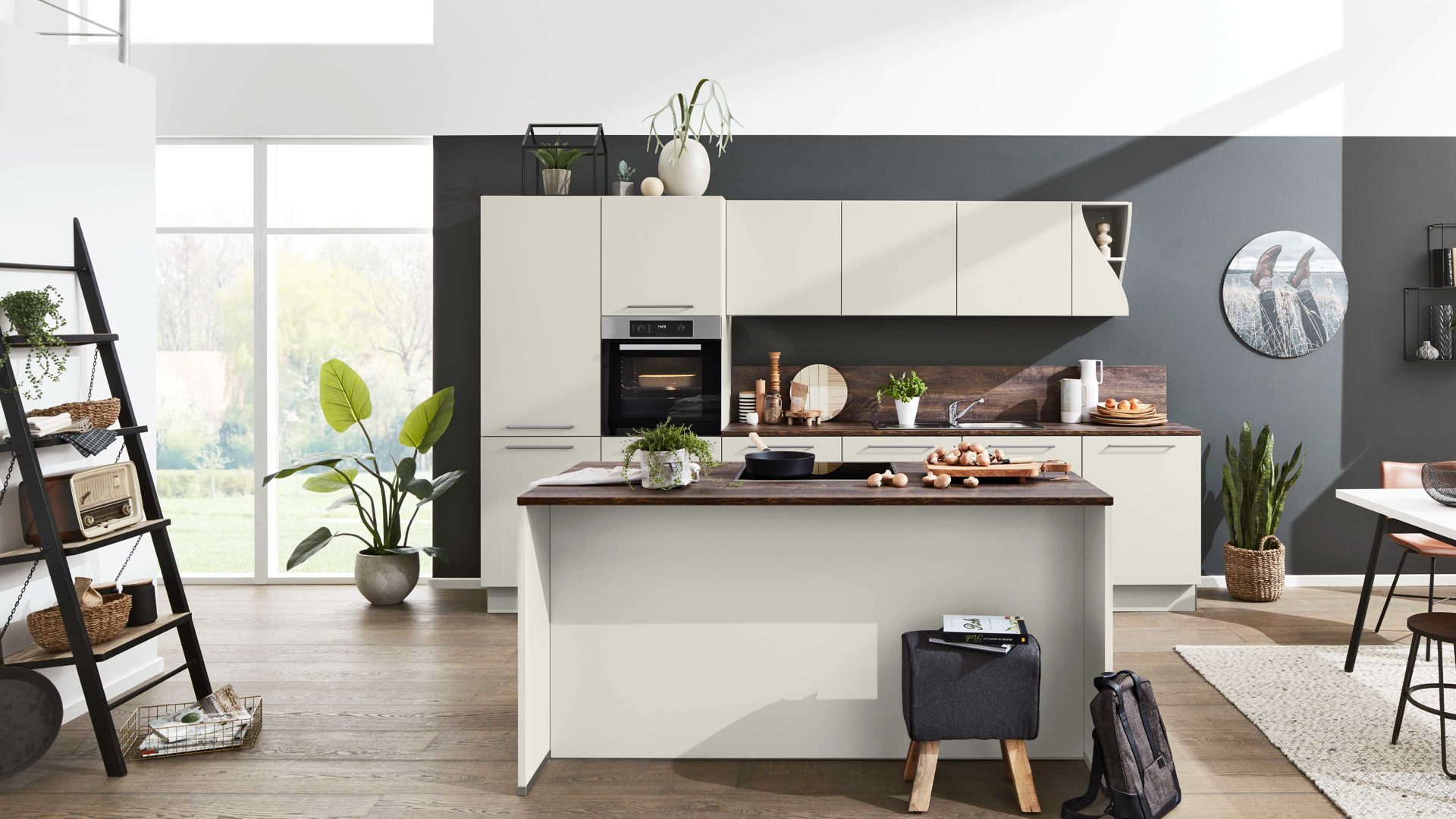 Einbauküche Interliving aus Holz in Grau Interliving Küche Serie 3028 mit MIELE-Einbaugeräten Platingrau & Barrique Eiche - zweizeilig