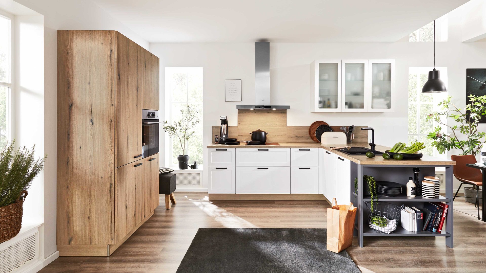 Einbauküche Interliving aus Holz in Weiß Interliving Küche Serie 3029 mit AEG-Einbaugeräten Mattweiß, Quarzgrau & Vulkaneiche - zweizeilig