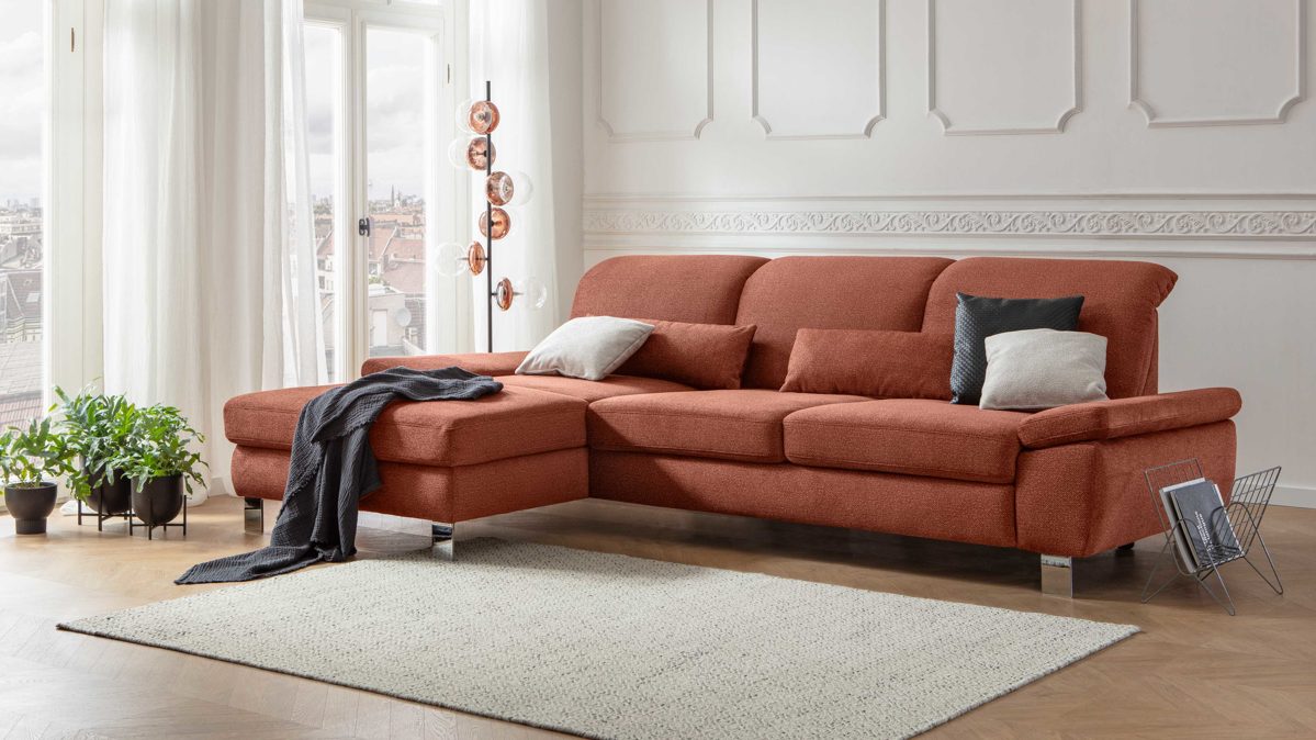 Ecksofa KAWOO aus Stoff in Orange KAWOO Serie 7533 - Ecksofa mit Funktionen kupferfarbener Stoff ZMR 154 & schwarze Metallfüße S289.13 - Stellfläche ca. 292 x 189 cm