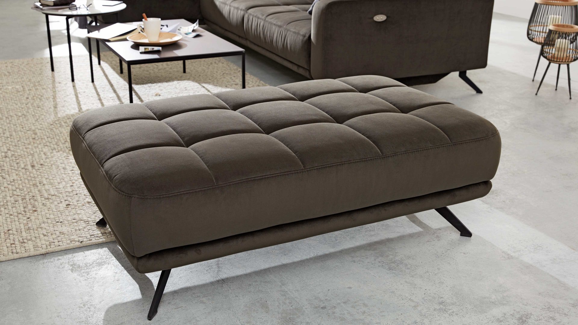 Polsterhocker Interliving aus Stoff in Dunkelgrün Interliving Sofa Serie 4303 – XXL-Hocker olivfarbene Wirkware Salsa - ca. 126 x 76 cm