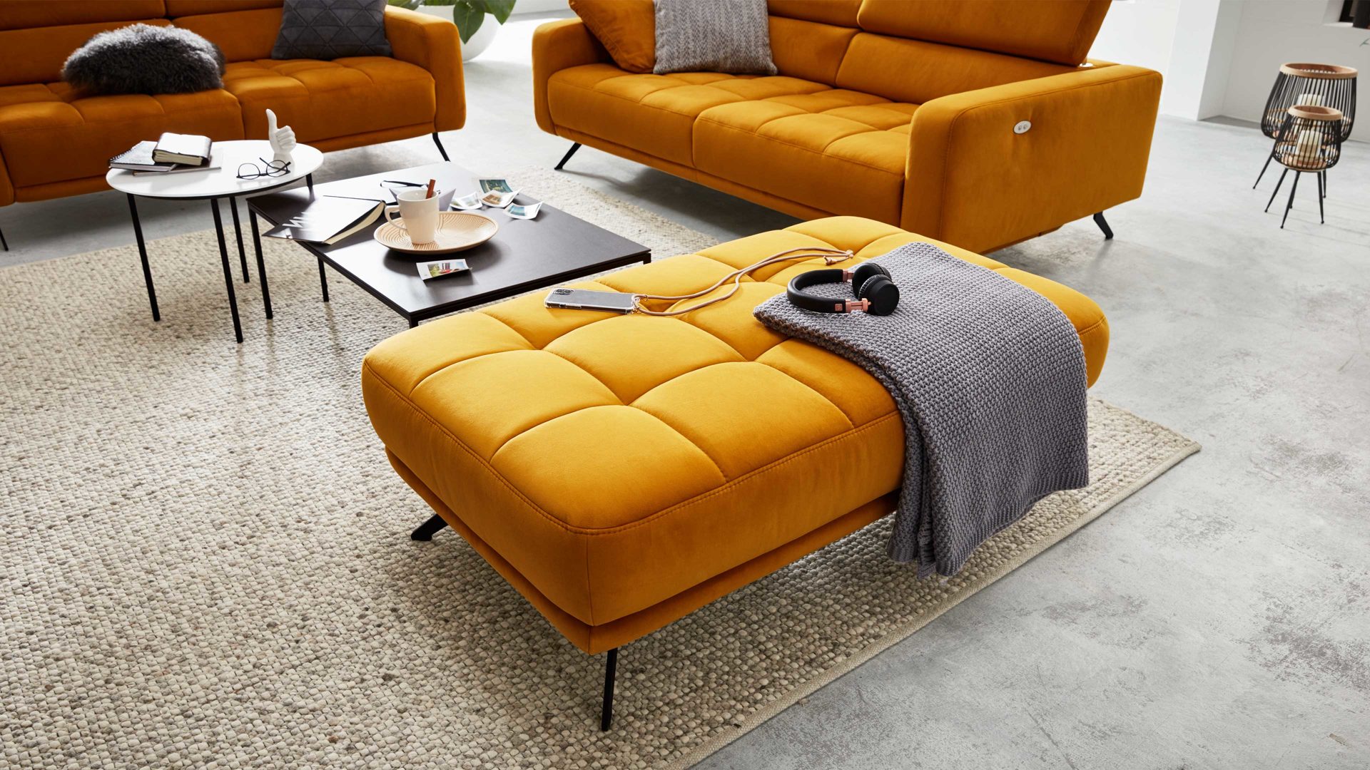 Polsterhocker Interliving aus Stoff in Orange Interliving Sofa Serie 4303 – XXL-Hocker curryfarbene Wirkware Salsa - ca. 126 x 76 cm