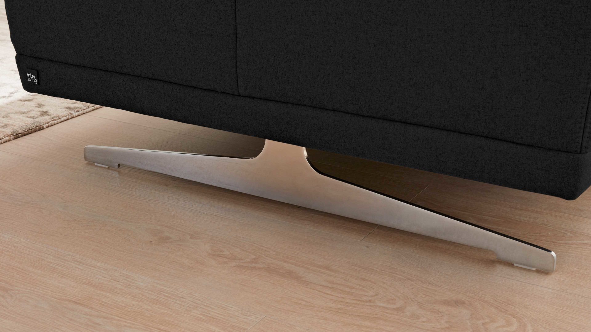 Möbelfuß Interliving aus Metall in Metallfarben Interliving Sofa Serie 4250 – Metallsockel verchromtes Metall