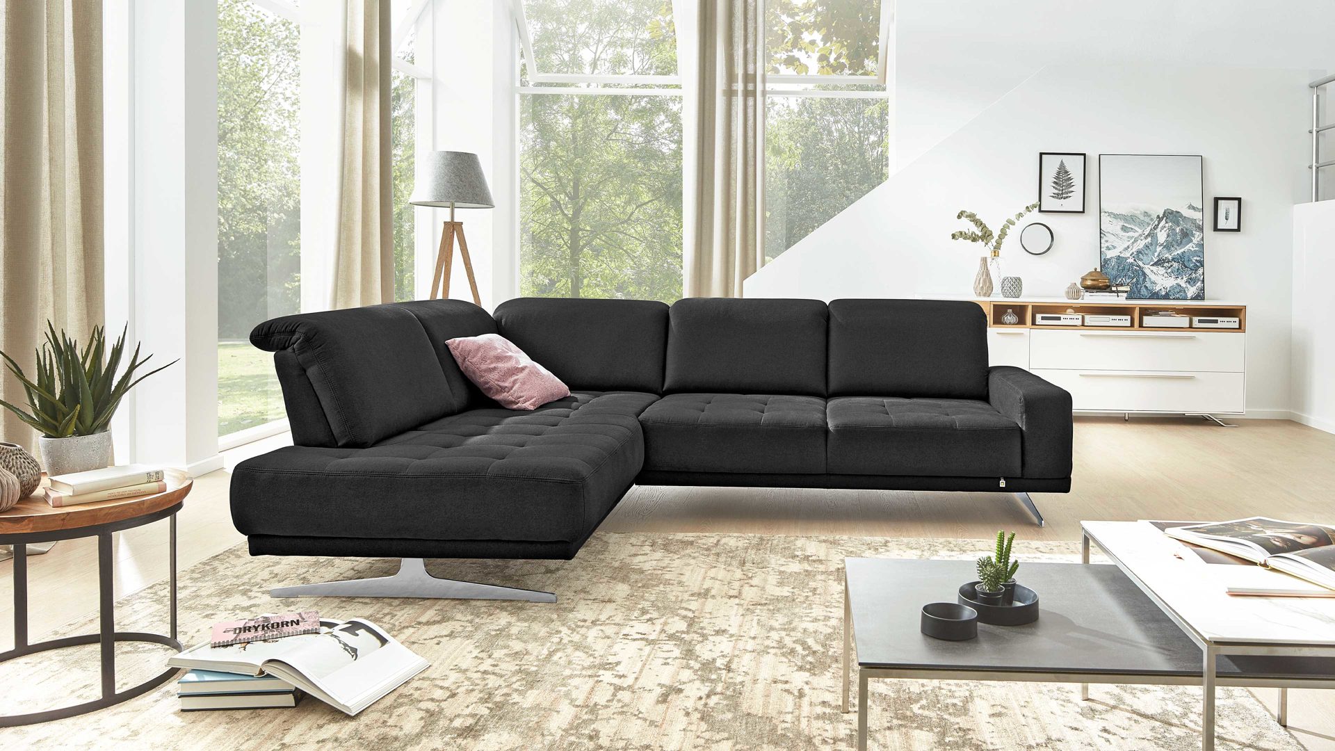 Ecksofa Interliving aus Stoff in Schwarz Interliving Sofa Serie 4250 – Ecksofa schwarzer Bezug Medea 7006 – Stellfläche ca. 215 x 285 cm