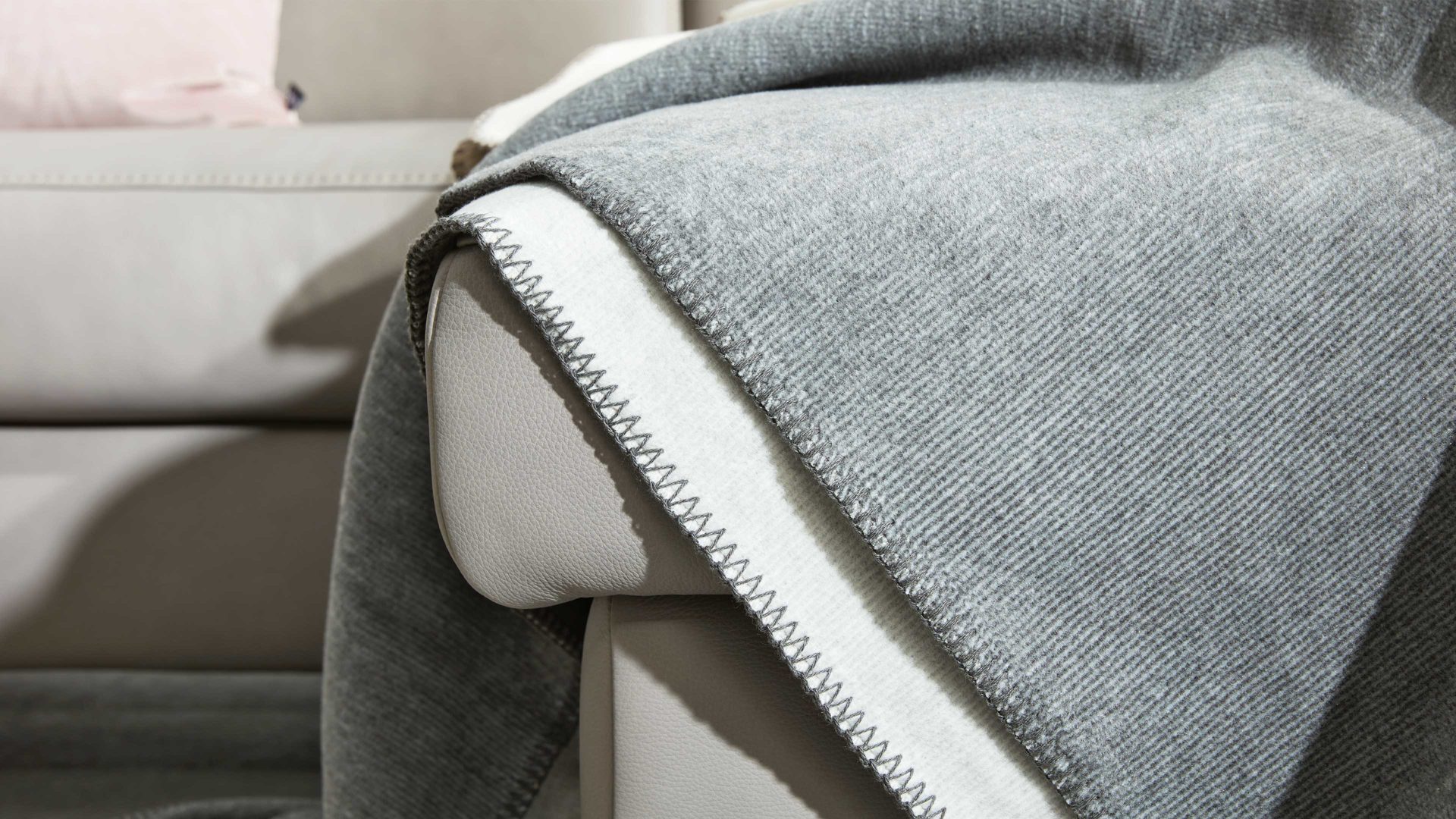 Wohndecke Interliving aus Mischgewebe in Hellgrau Interliving Wohndecke Serie 9104 Schiefer & Eis – ca. 150 x 200 cm