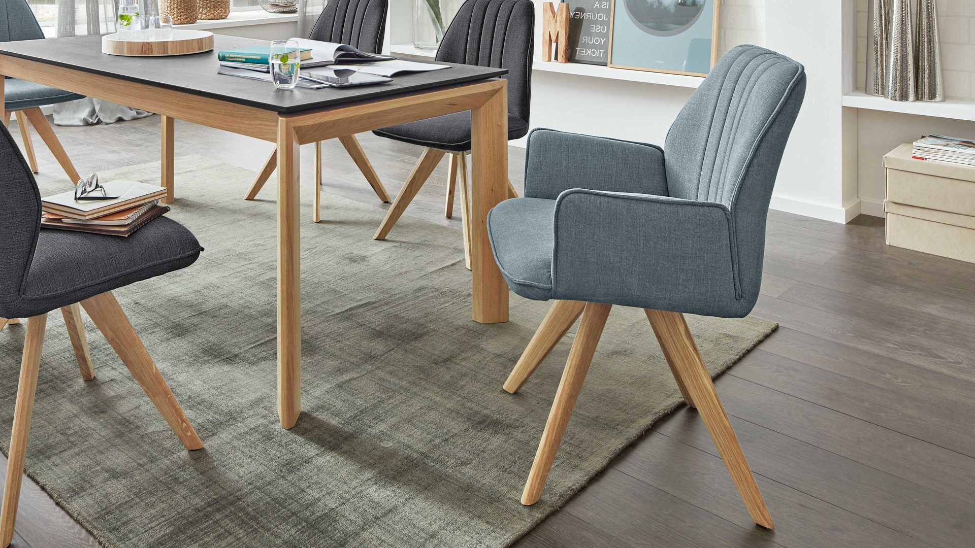 Polsterstuhl Interliving aus Stoff in Blau Interliving Esszimmer Serie 5102 – Armlehn-Polsterstuhl U112 mit Drehfunktion aquafarbener Bezug Tirol 484 & Wildeiche, Drehfunktion