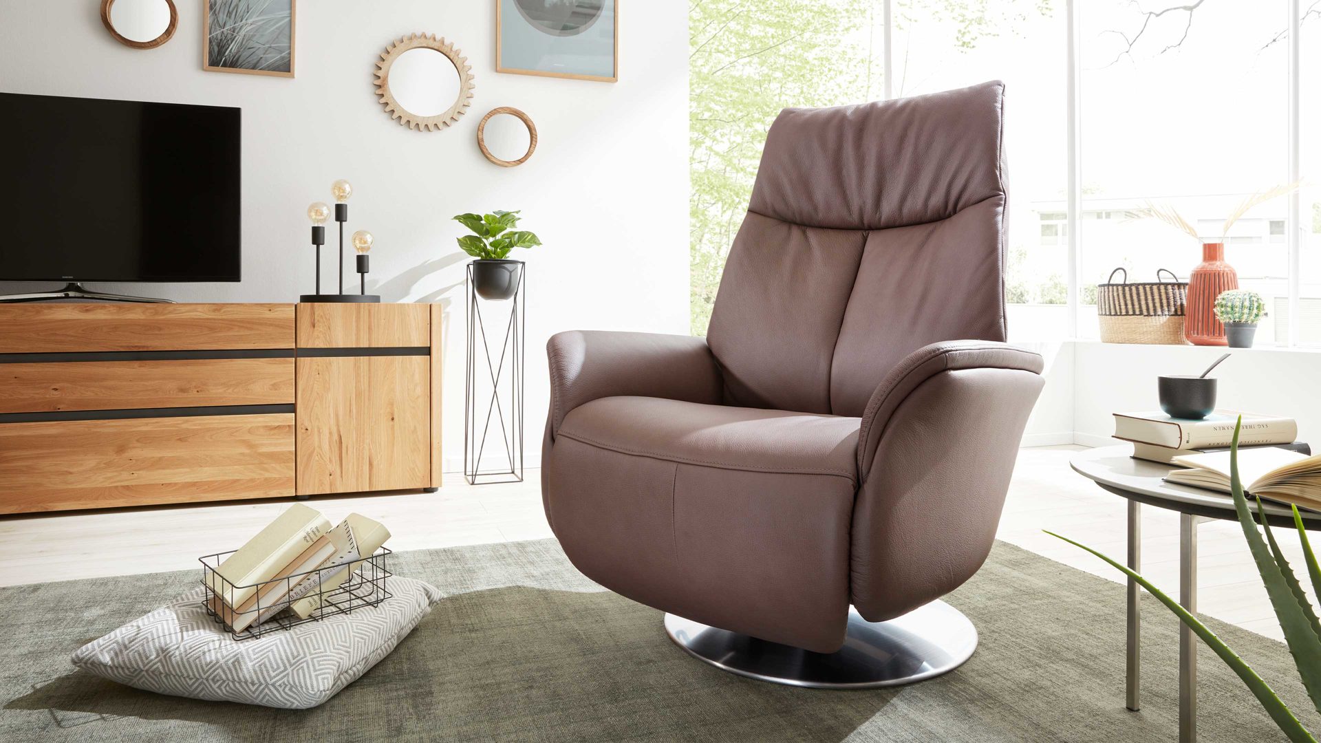 Relaxsessel Interliving aus Leder in Braun Interliving Sessel Serie 4550 - Sessel manuelle Funktionen - kokosfarbenes LongLife-Leder & edelstahlfarbener Tellerfuß