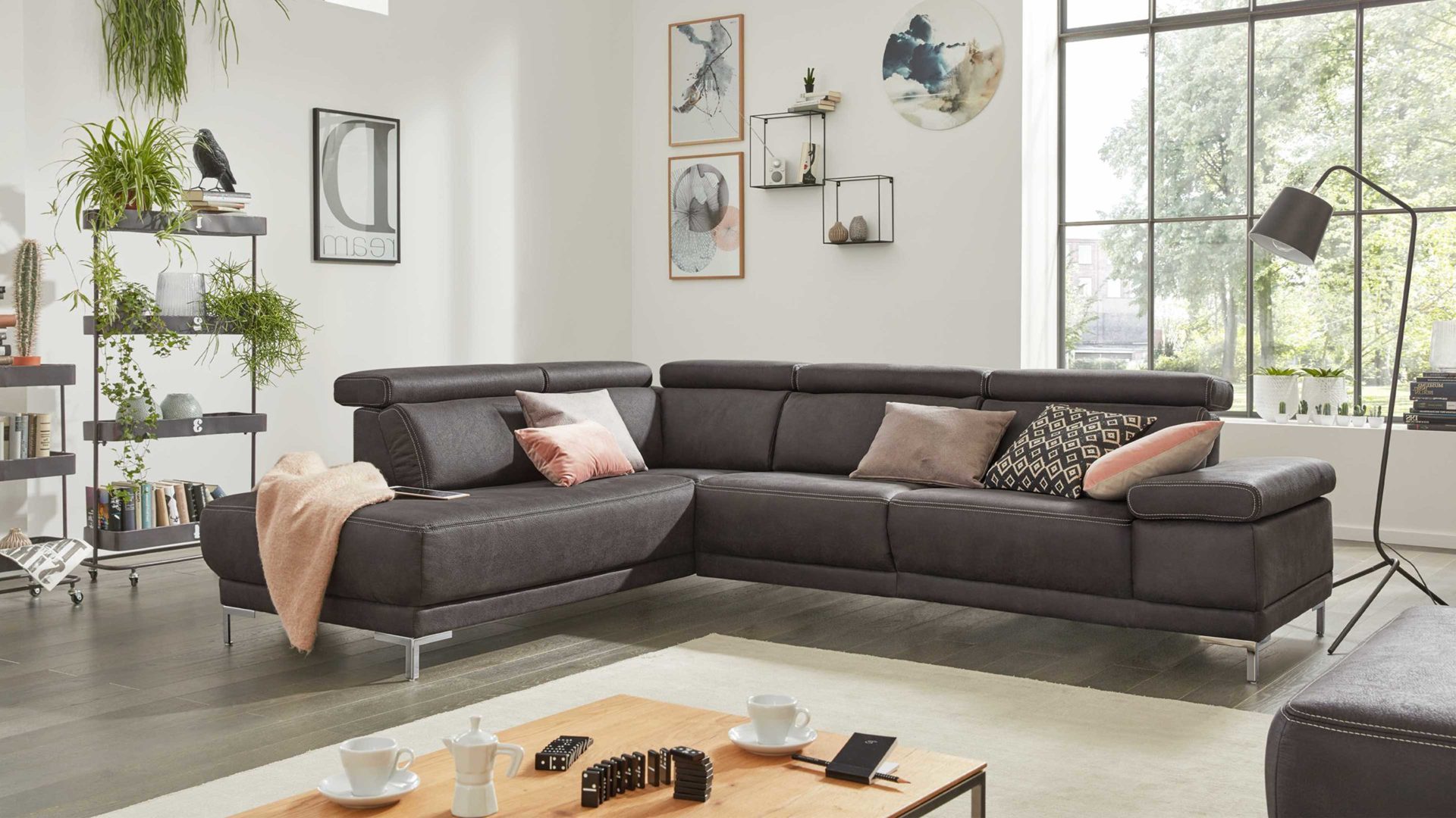 Ecksofa Interliving aus Stoff in Anthrazit Interliving Sofa Serie 4252 – Ecksofa anthrazitfarbener Stoffbezug Büffel & Metallfüße – Stellfläche ca. 220 x 275 cm