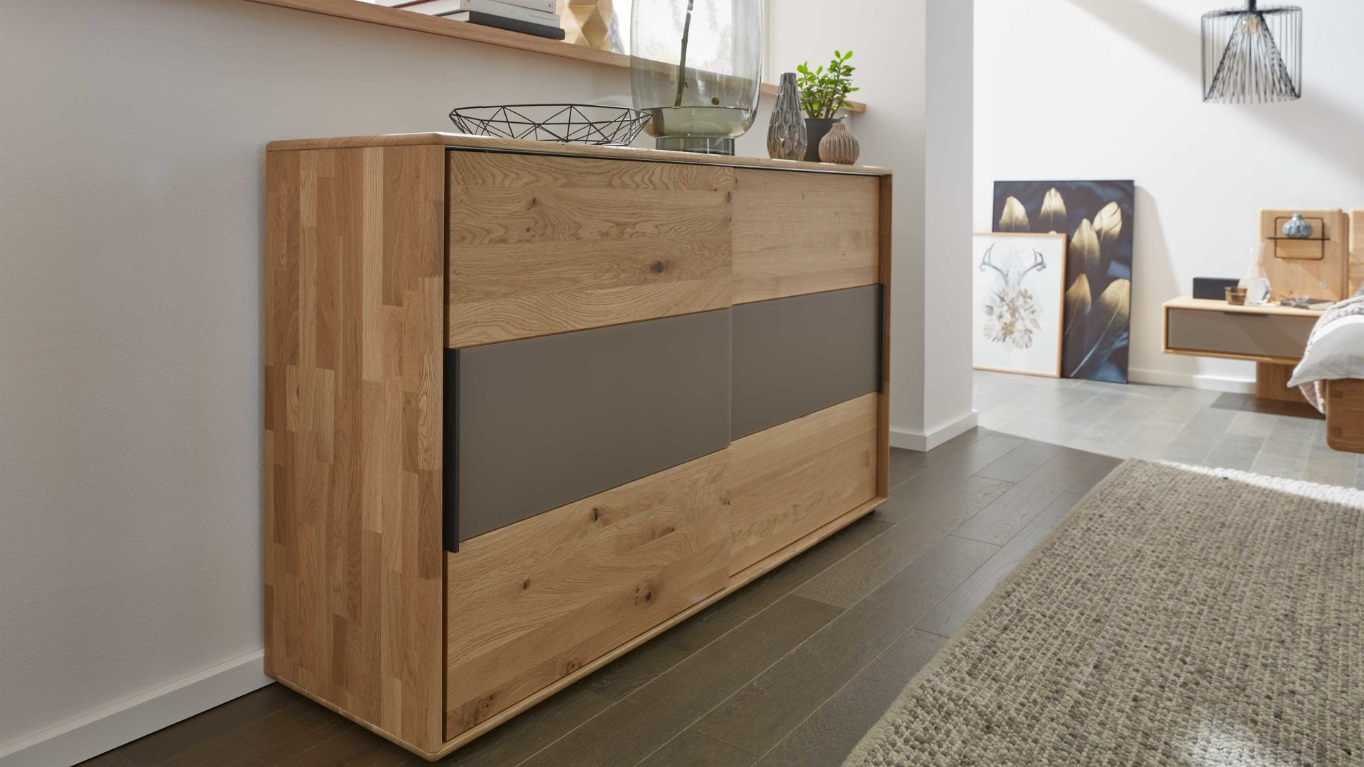 Türenkommode Interliving aus Holz in Grau Interliving Schlafzimmer Serie 1015 – Schiebetürenkommode sienafarbenes Mattglas & Wildeiche – zwei Schiebetüren