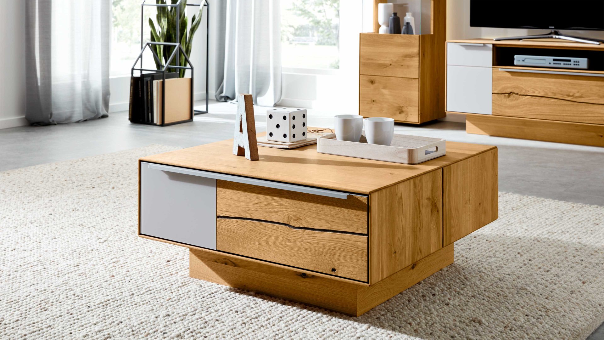 Couchtisch Interliving aus Holz in Hellgrau Interliving Wohnzimmer Serie 2020 - Couchtisch Asteiche, Schlamm & Risseiche– zwei Schubladen, ca. 82 x 82 cm