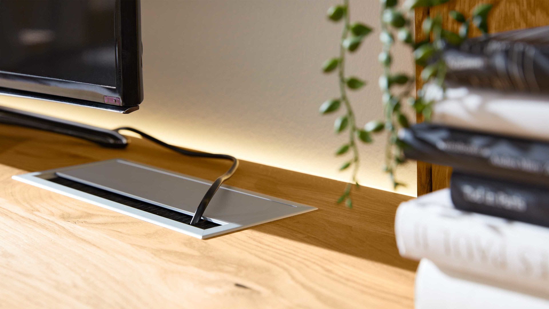 Mehrpreis Interliving aus Metall in Metallfarben Interliving Wohnzimmer Serie 2020 - Kabeldurchlass Silber