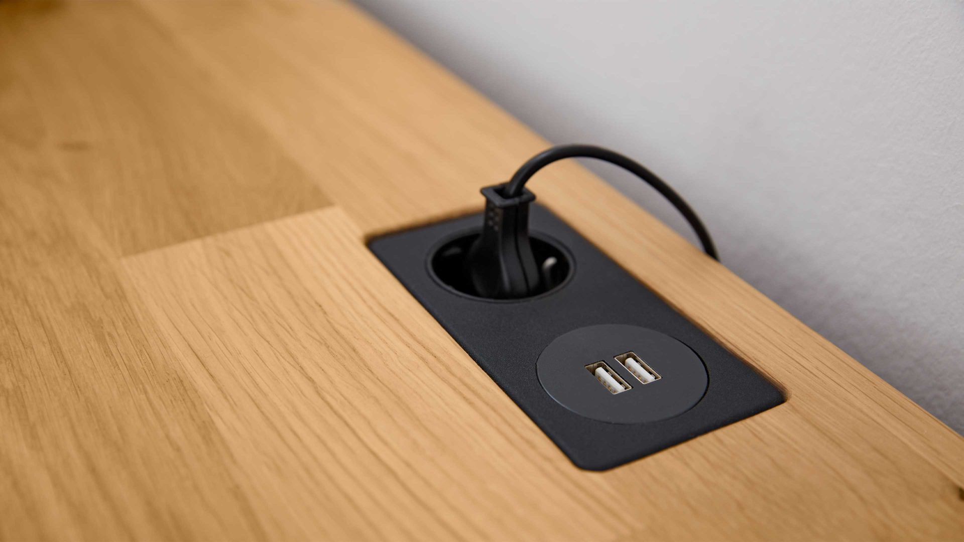 Mehrpreis Interliving aus Kunststoff in Schwarz Interliving Wohnzimmer Serie 2020 - Steckdose und USB eine Steckdose, zwei USB-Ports - Oberboden-Einlass
