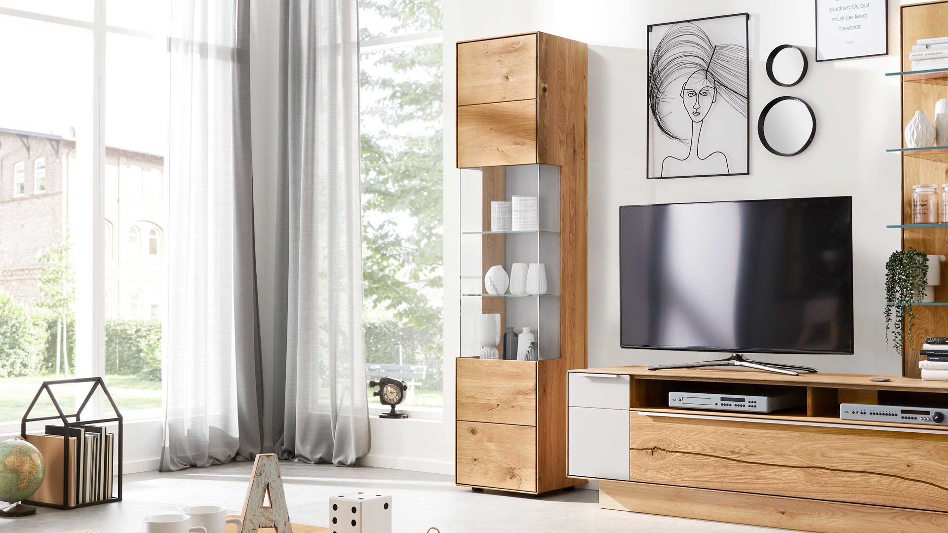 Vitrine Interliving aus Holz in Holzfarben Interliving Wohnzimmer Serie 2020 - Vitrine Asteiche – links, eine Tür