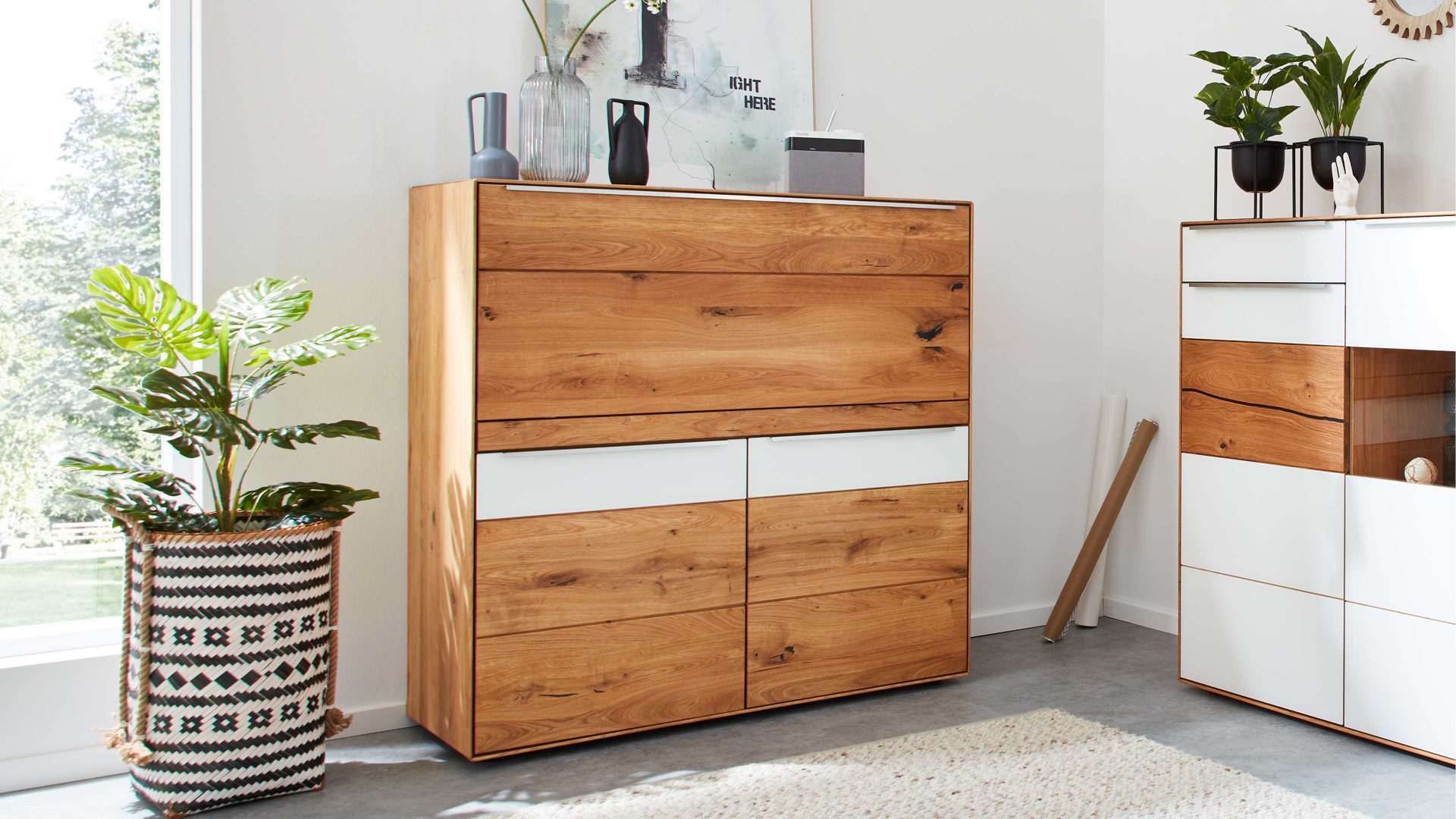 Schreibtisch Interliving aus Holz in Weiß Interliving Wohnzimmer Serie 2020 - Highboard 151197 Optiwhite, Asteiche & Riss-Eiche – Schreibplatte, zwei Türen