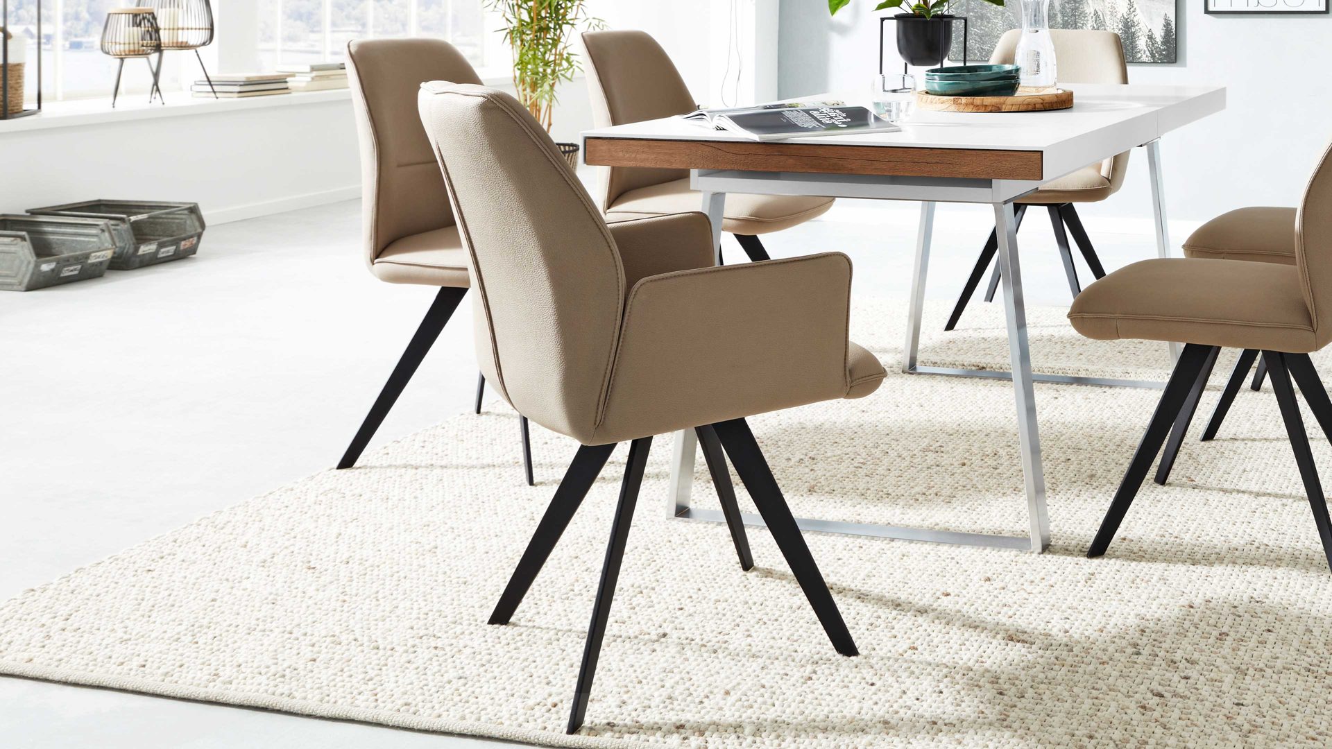 Polsterstuhl Interliving aus Stoff in Beige Interliving Esszimmer Serie 5102 – Armlehnstuhl sandfarbene Mikrofaser Atlantis 914 & schwarzes Eisen