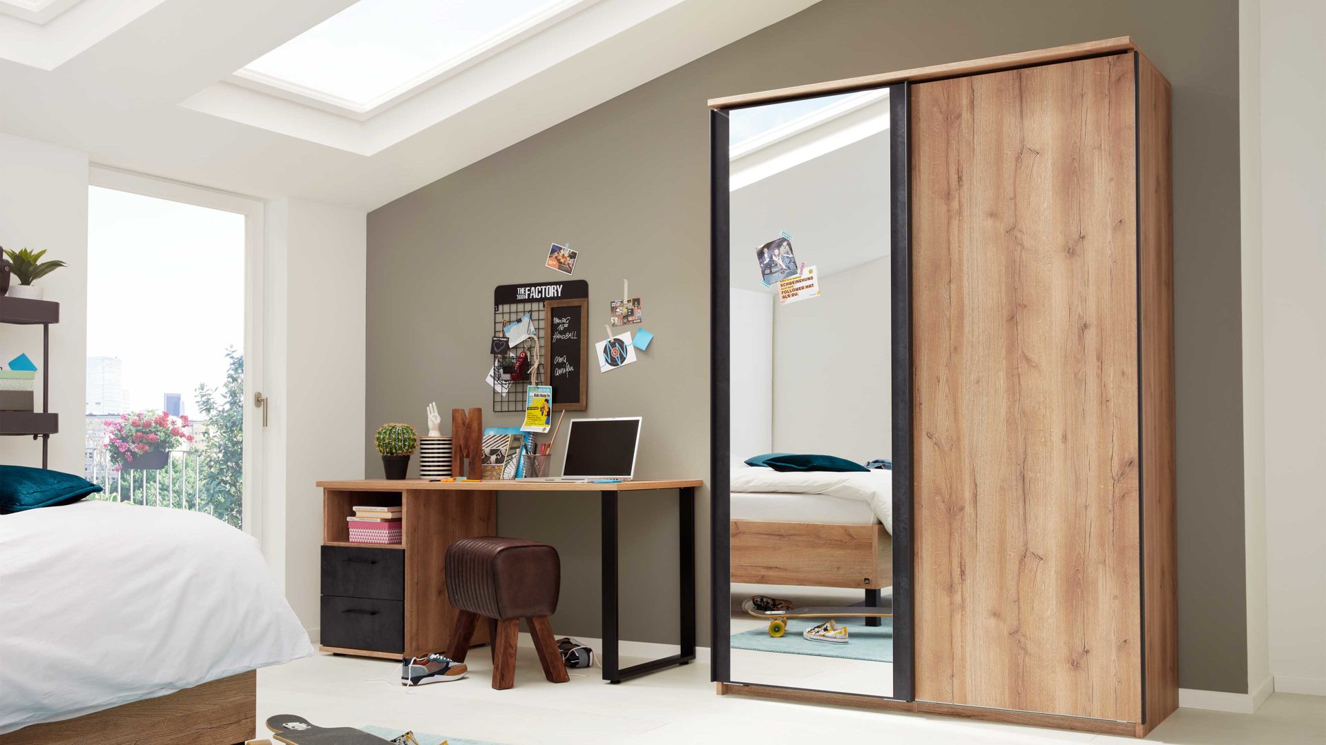 Kleiderschrank Interliving aus Holz in Holzfarben Interliving Jugendzimmer Serie 1701 - Schwebetürenschrank Riss-Eiche & Schiefer anthrazit - zwei Türen, Breite ca. 144 cm