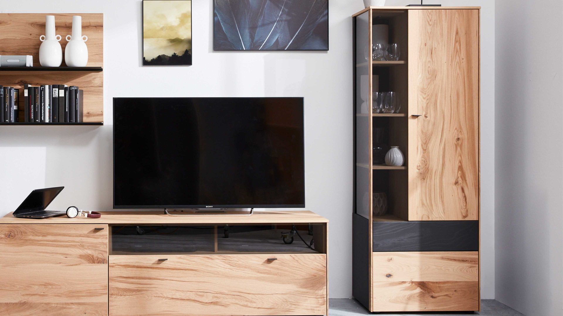 Vitrine Interliving aus Holz in Holzfarben Interliving Esszimmer Serie 5604 - Vitrine Eiche rustico & Anthrazit  - eine Tür