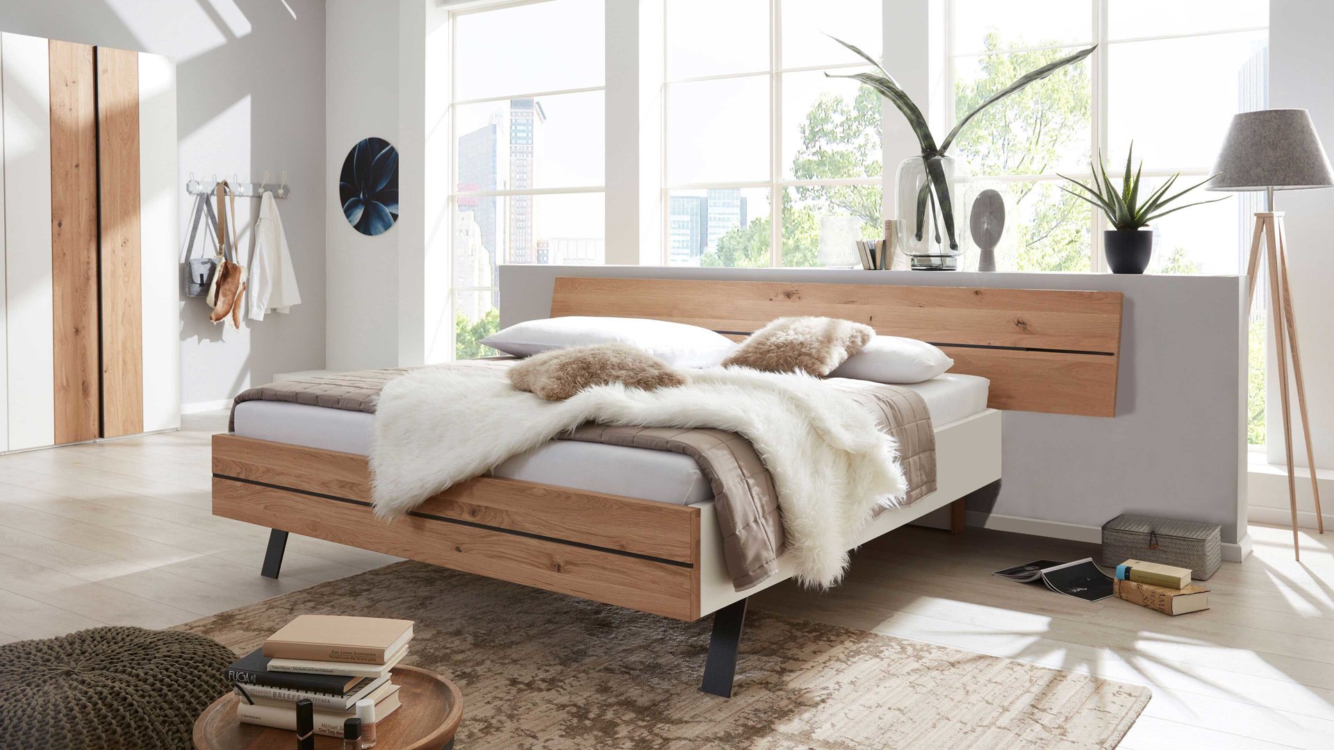 Bettgestell Interliving aus Holz in Holzfarben Interliving Schlafzimmer Serie 1019 – Bettgestell Wildeiche & weißer Mattlack –  Liegefläche ca. 180 x 200 cm