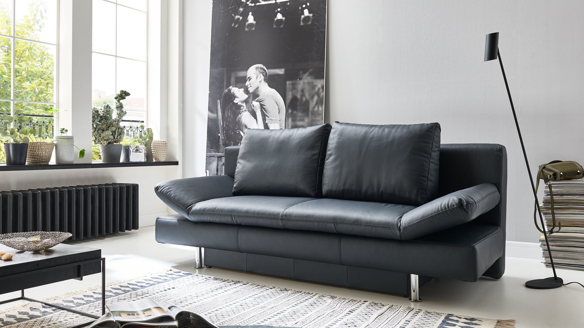 Schlafsofa comfortmaster besser sitzen, liegen, leben aus Leder in Schwarz Comfortmaster Schlafsofa Mia schwarzes Leder 10-1014 & verchromte Metallfüße - Breite ca. 200 cm