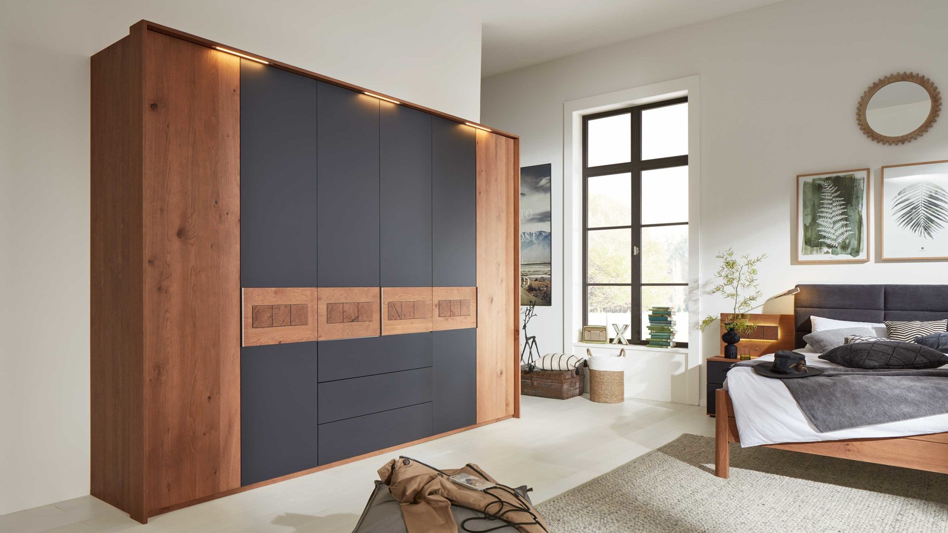 Kleiderschrank Interliving aus Holz in Dunkelgrau Interliving Schlafzimmer Serie 1022 – Kombischrank 7060 Basalt & Eiche Barrique - sechs Türen, drei Schubladen, Höhe ca. 229 cm