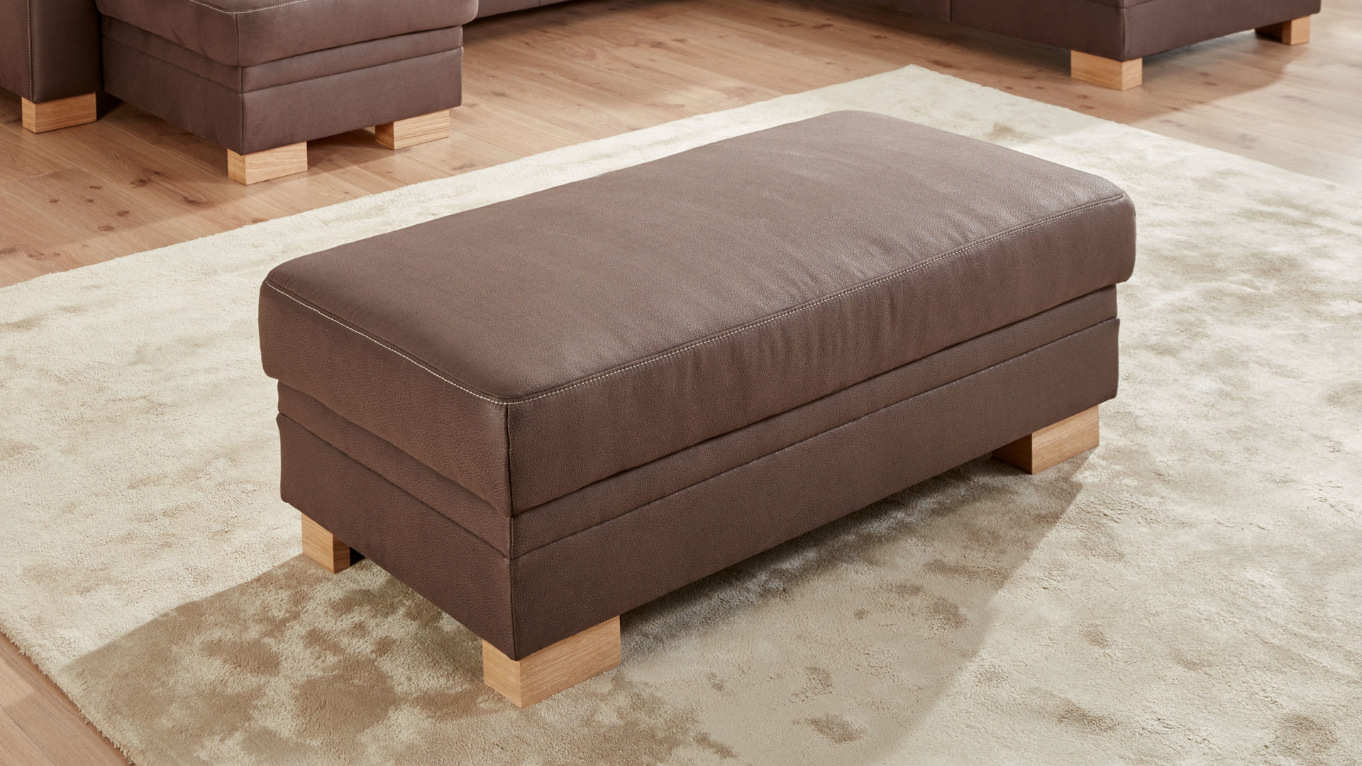 Polsterhocker modulmaster aus Stoff in Braun Modulmaster XXL-Polsterhocker MM-ZE1023 nougatfarbene Mikrofaser Holiday & Holzfüẞe – ca. 130 x 65 cm