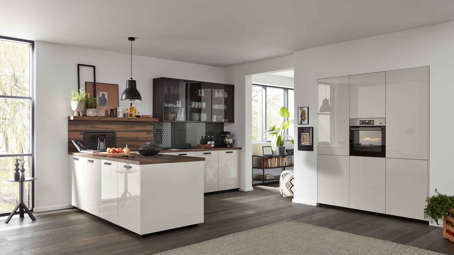 Einbauküche WERT KÜCHE® aus Holz in Weiß WERT KÜCHE® Ulrike mit AEG Einbaugeräten Muschelweiß, Rhombusmuster & Nussbaum Tobacco - zweiteilig