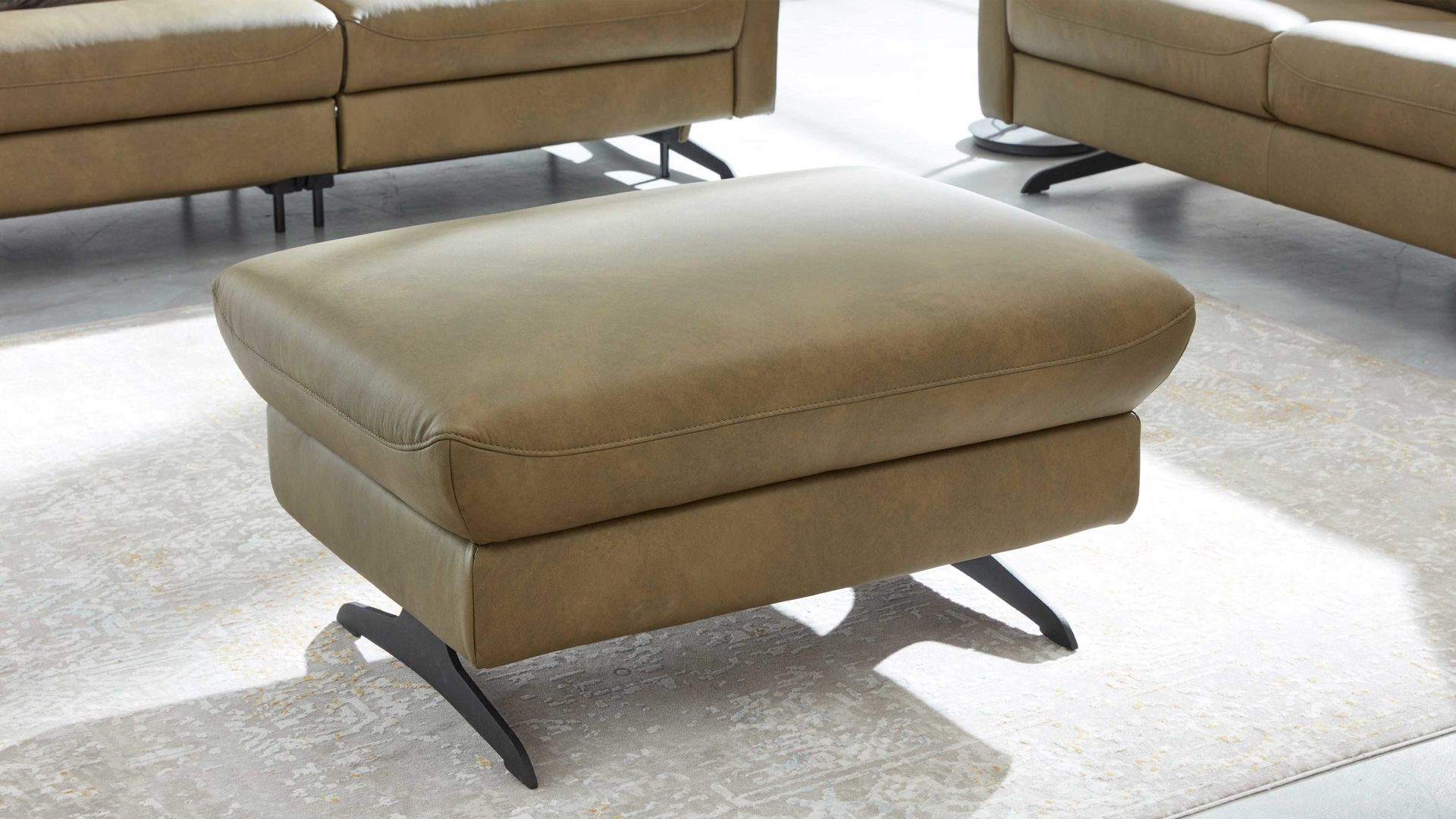 Polsterhocker Interliving aus Leder in Grün Interliving Sofa Serie 4400 - Hocker olivgrünes Leder EVI 33 - ca. 88 x 67 cm