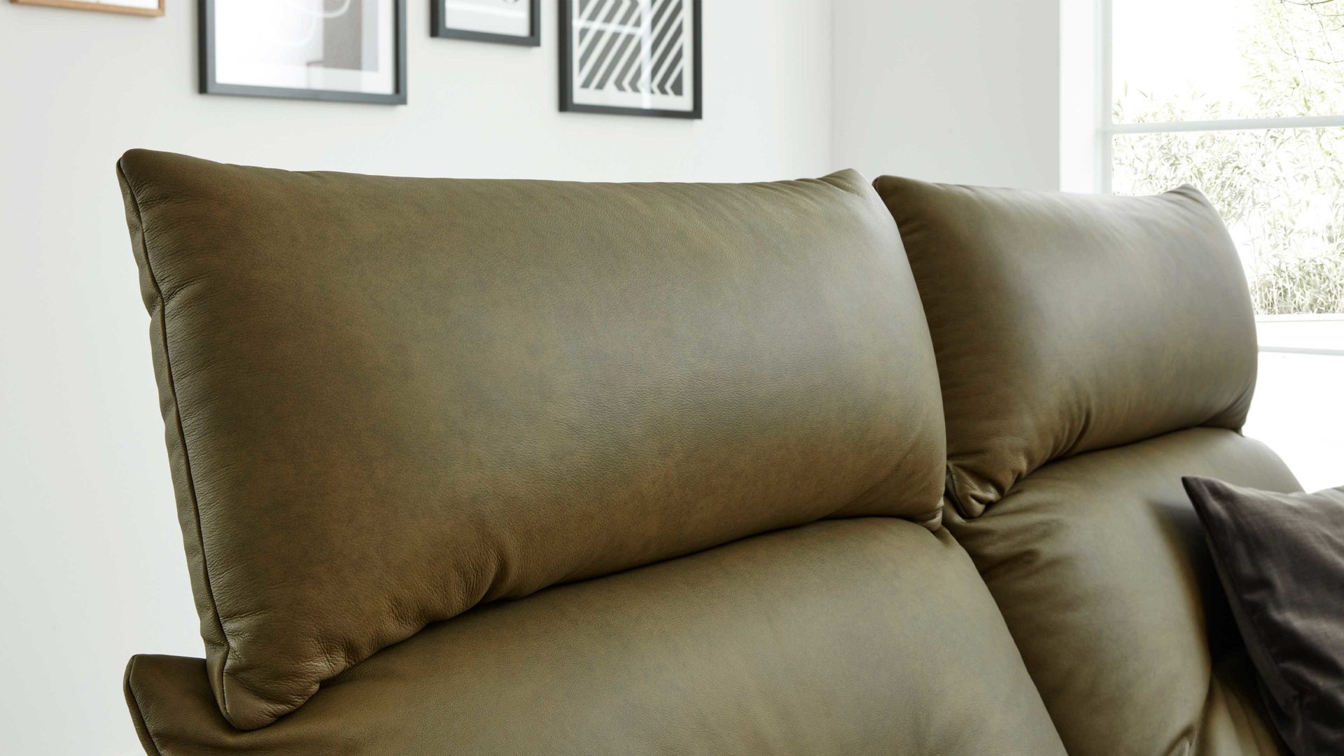 Kopfstütze Interliving aus Leder in Grün Interliving Sofa Serie 4400 - Kopfstütze olivgrünes Leder EVI 33 - Breite ca. 82 cm