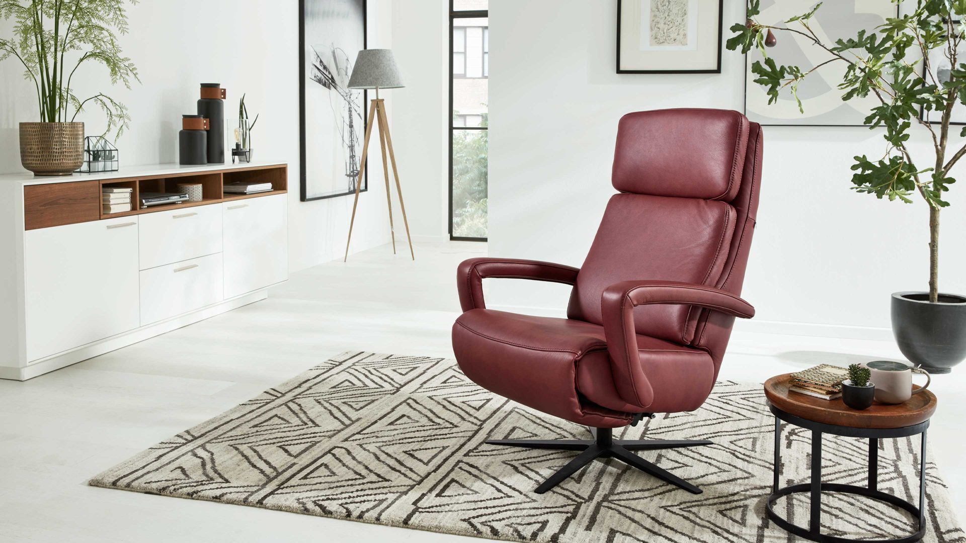 Relaxsessel Interliving aus Leder in Dunkelrot Interliving Sessel Serie 4541 – Relaxsessel manuell - barolofarbenes LongLife-Leder Rodeo & Sternfuß V4S