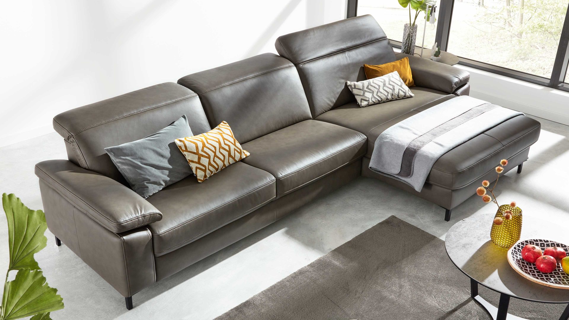 Ecksofa Interliving aus Leder in Grau Interliving Sofa Serie 4054 – Ecksofa steingrauer LongLife-Leder Vivre & schwarze Metallfüße – Stellfläche ca. 176 x 347 cm