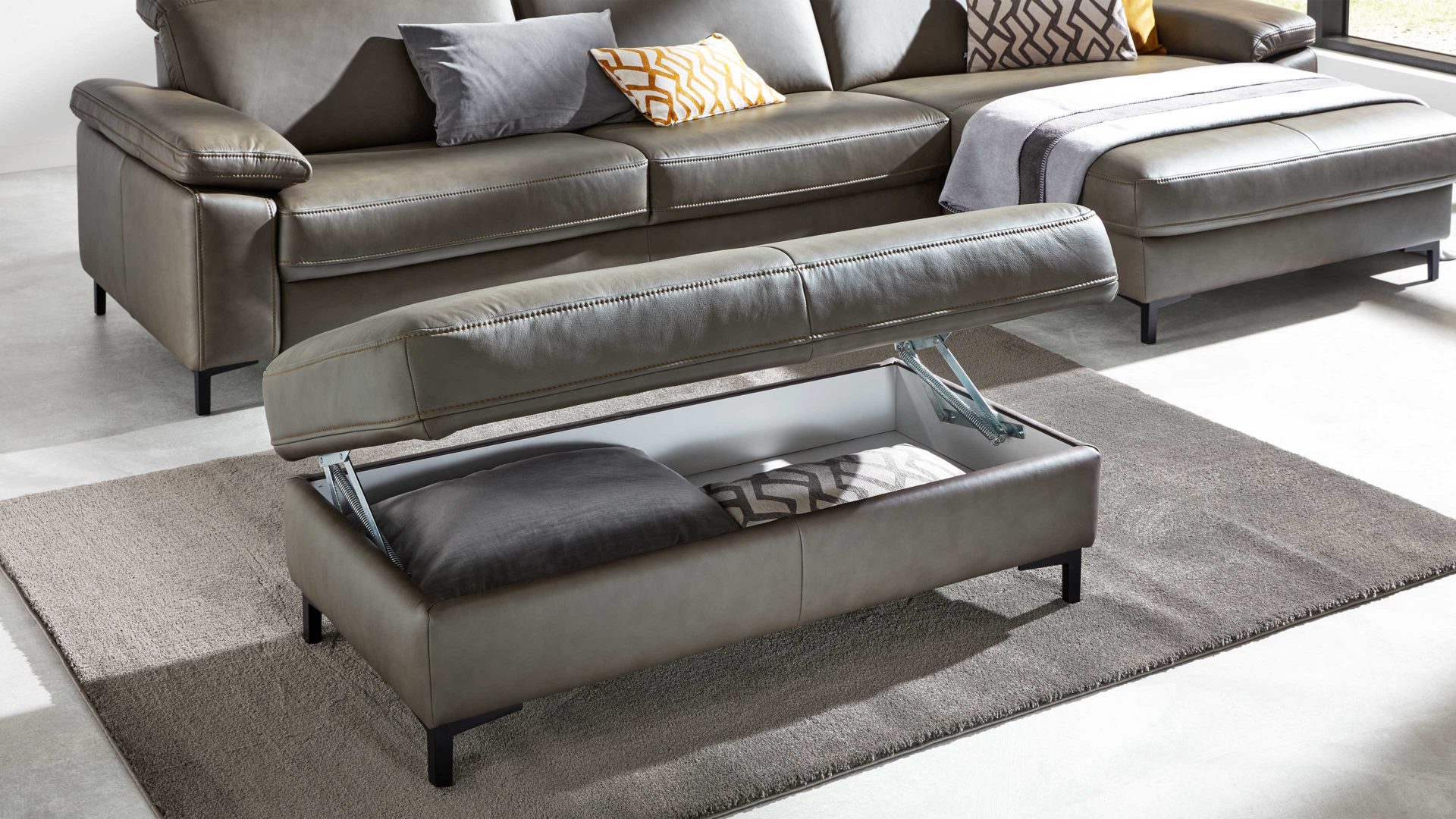 Funktionshocker Interliving aus Leder in Grau Interliving Sofa Serie 4054 – Funktionshocker XXL HoF steingrauer LongLife-Leder Vivre & schwarze Metallfüße – ca. 130 x 60 cm