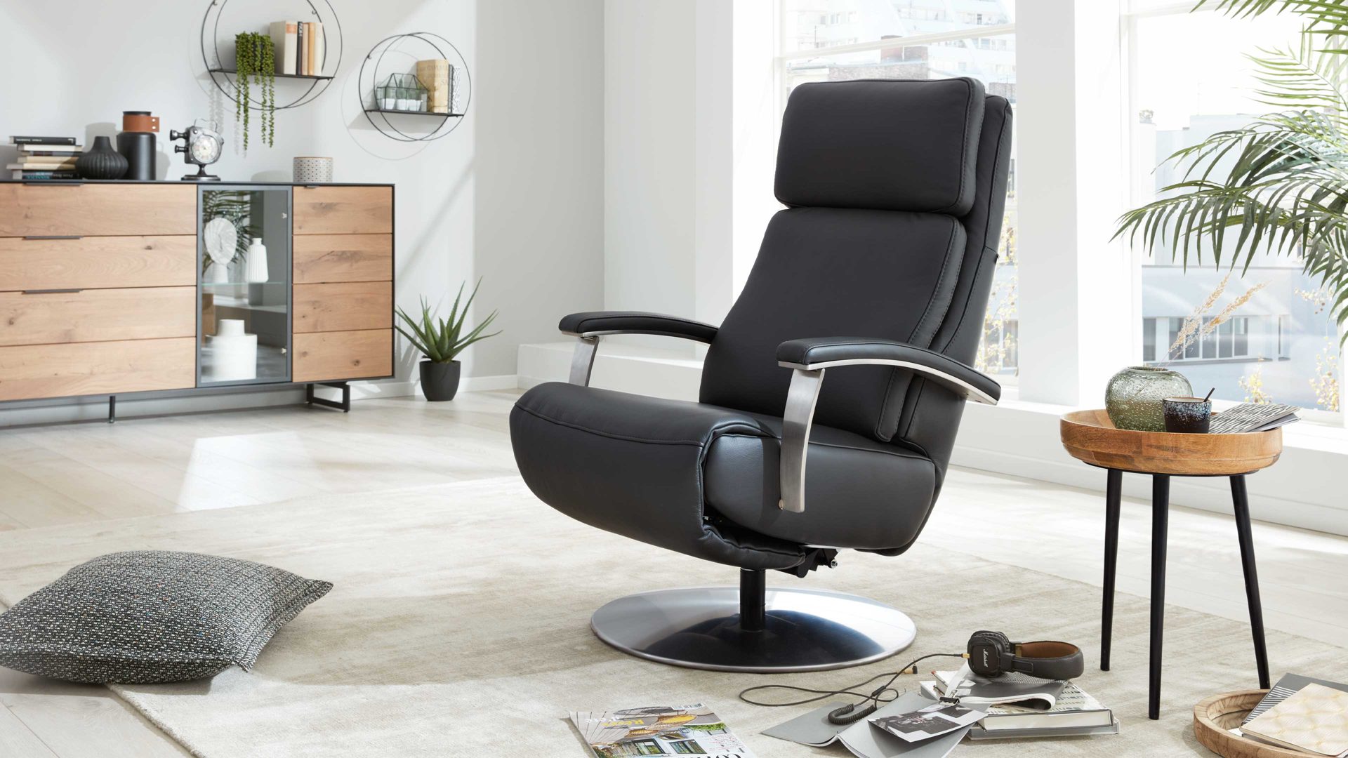 Relaxsessel Interliving aus Leder in Anthrazit Interliving Sofa Serie 4541 – Relaxsessel manuell - anthrazitfarbenes Leder Credo & Tellerfuß V6