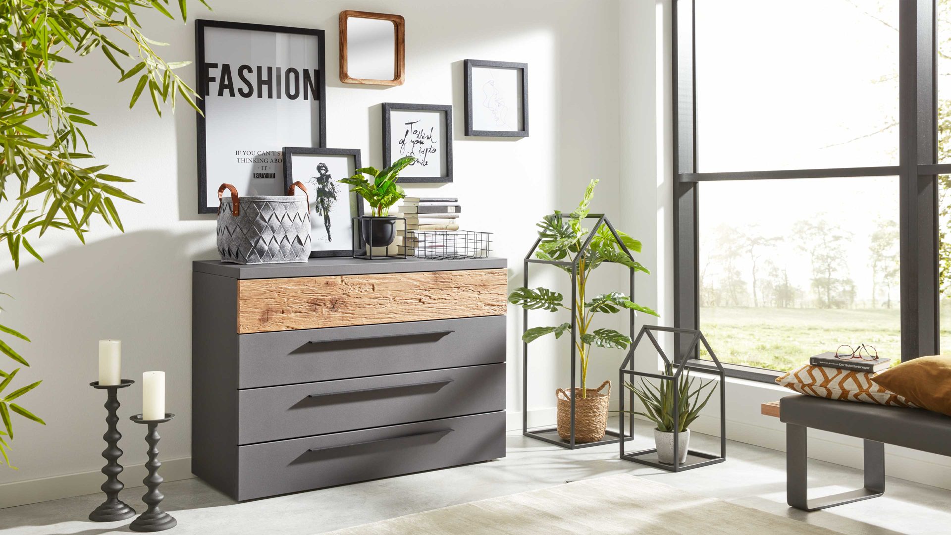 Schubladenkommode Interliving aus Holz in Dunkelgrau Interliving Schlafzimmer Serie 1025 – Schubladenkommode Graphit & Balkeneiche gehackt - vier Schubladen