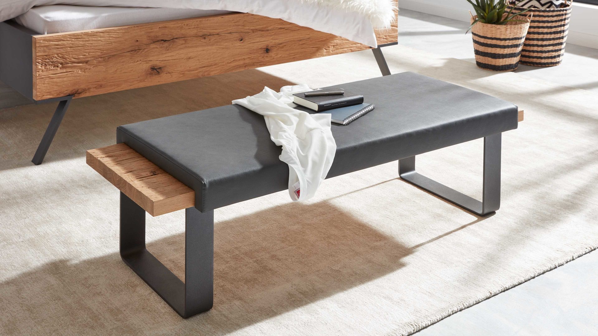 Polsterbank Interliving aus Stoff in Dunkelgrau Interliving Schlafzimmer Serie 1025 – Bettbank graphitfarbenes Kunstleder & Balkeneiche gehackt - Länge ca. 140 cm