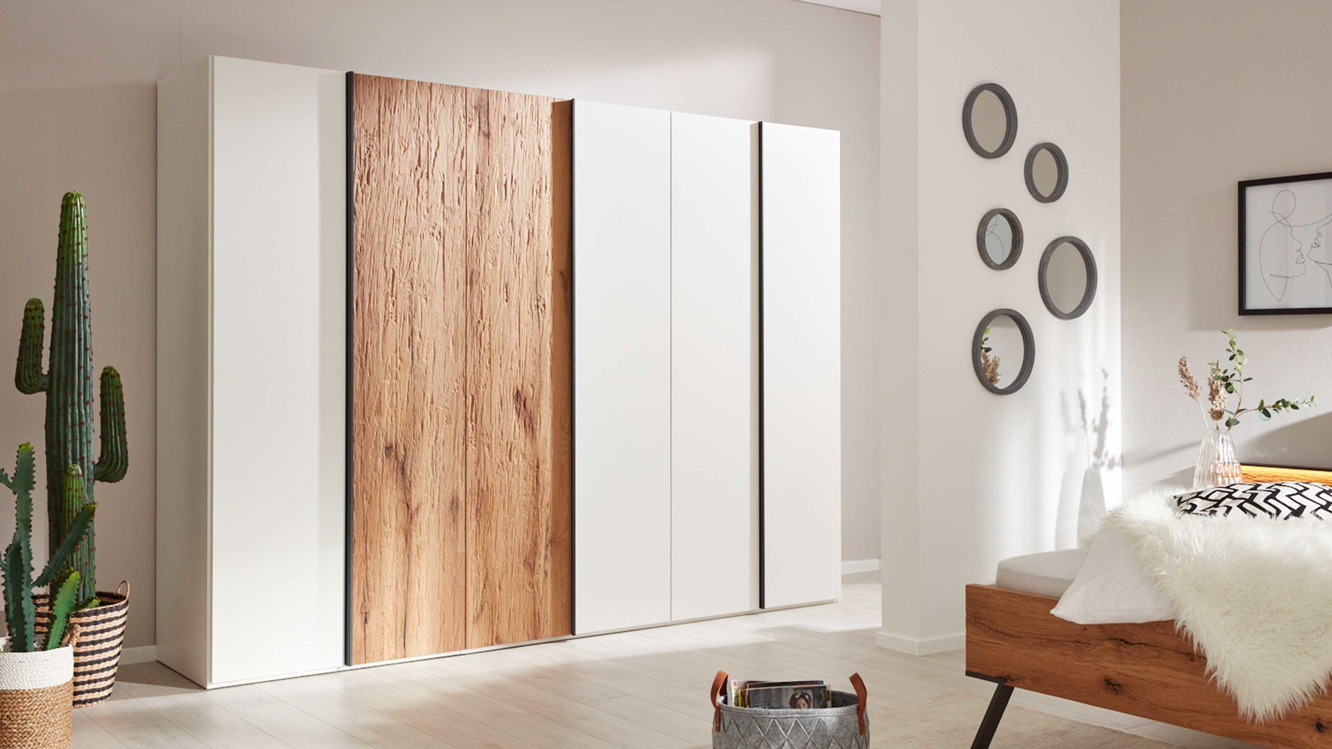 Kleiderschrank Interliving aus Holz in Weiß Interliving Schlafzimmer Serie 1025 – Kleiderschrank Weiß & Balkeneiche gehackt - sechs Türen, Breite ca. 299 cm
