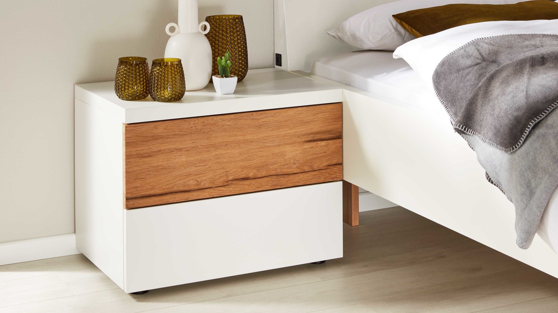 Nachtkommode Interliving aus Holz in Weiß Interliving Schlafzimmer Serie 1025 – Nachtkommode links, zwei Schubladen - Weiß & Balkeneiche gehackt