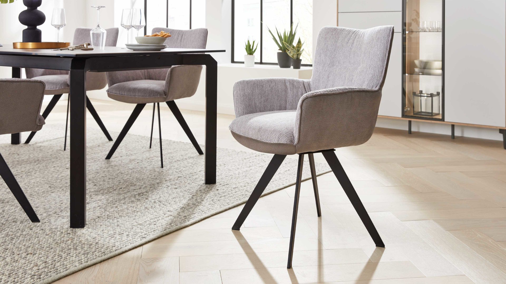 Polsterstuhl Interliving aus Stoff in Hellgrau Interliving Esszimmer Serie 5111 – Schalensessel platinfarbene Bezugkombi 959 & schwarzes Eisen