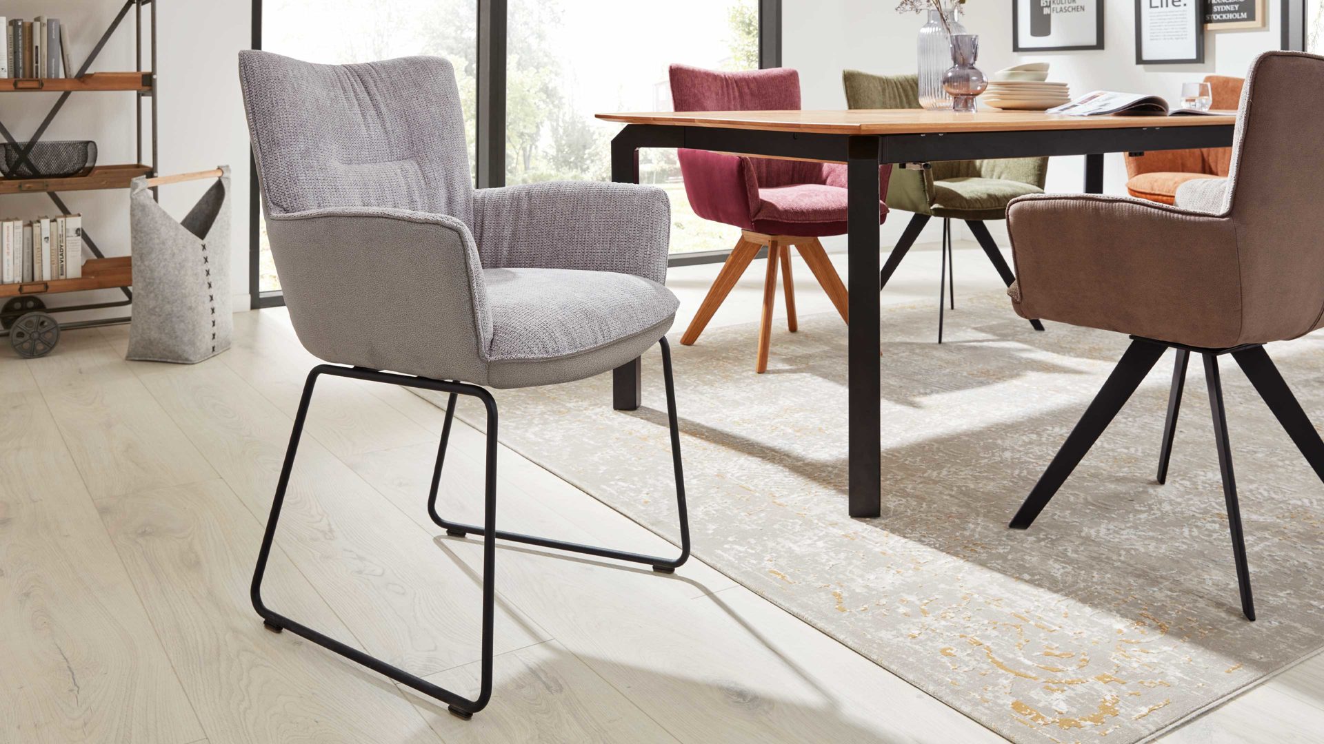 Polsterstuhl Interliving aus Stoff in Hellgrau Interliving Esszimmer Serie 5111 – Schalensessel platinfarbene Bezugkombi 959 & schwarzes Eisen