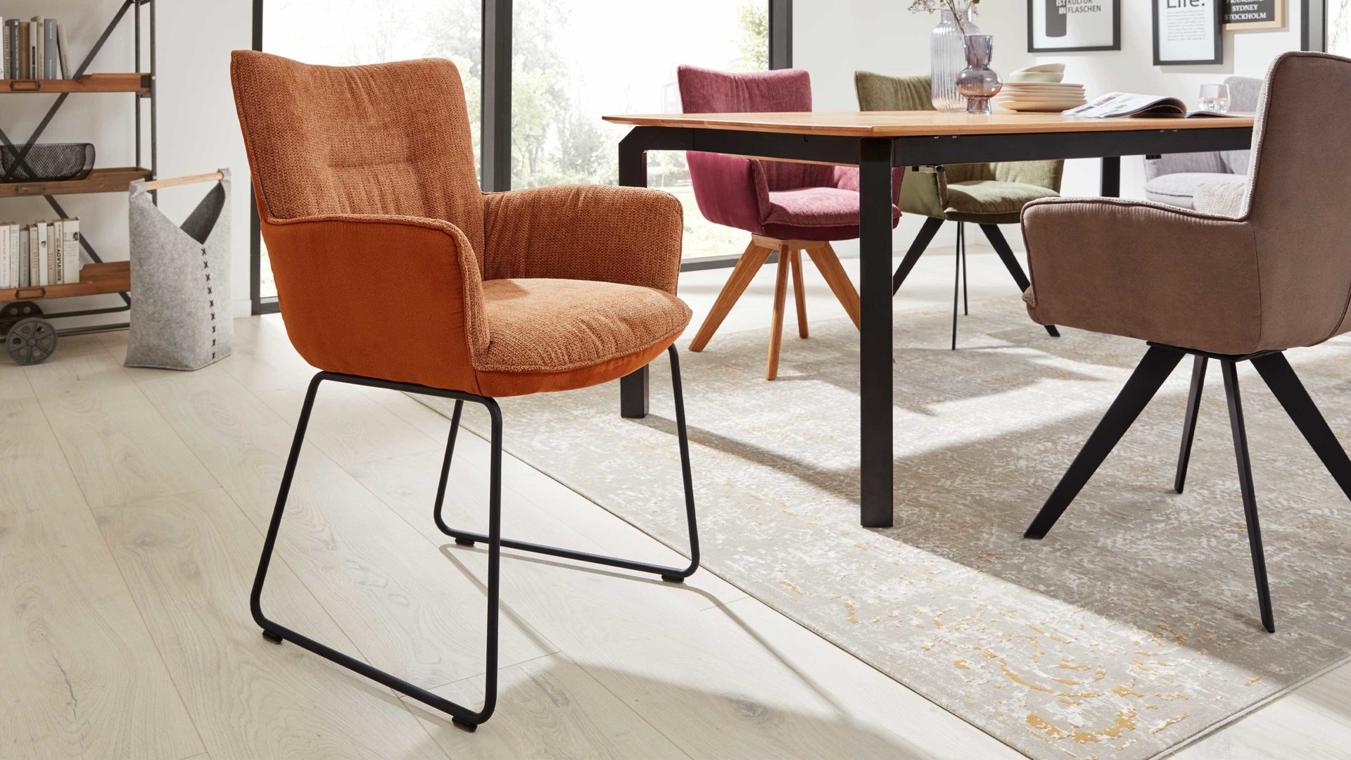 Polsterstuhl Interliving aus Stoff in Orange Interliving Esszimmer Serie 5111 – Schalensessel cognacfarbene Bezugkombi 956 & schwarzes Eisen