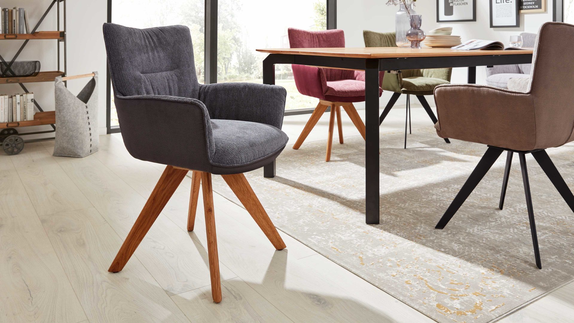 Polsterstuhl Interliving aus Stoff in Dunkelgrau Interliving Esszimmer Serie 5111 – Schalensessel graphitfarbene Bezugkombi 950 & Eiche