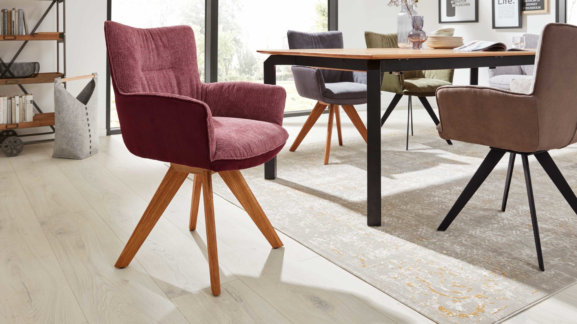 Polsterstuhl Interliving aus Stoff in Dunkelrot Interliving Esszimmer Serie 5111 – Schalensessel weinrote Bezugkombi 954 & Eiche